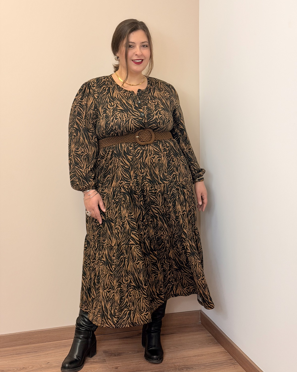 Πλεκτό Ελαστικό Φόρεμα Ελληνικής Ραφής Α-Γραμμή, Βολάν & ΚουμπιάΠλεκτό Ελαστικό Φόρεμα Ελληνικής Ραφής Α-Γραμμή, Βολάν & Κουμπιά