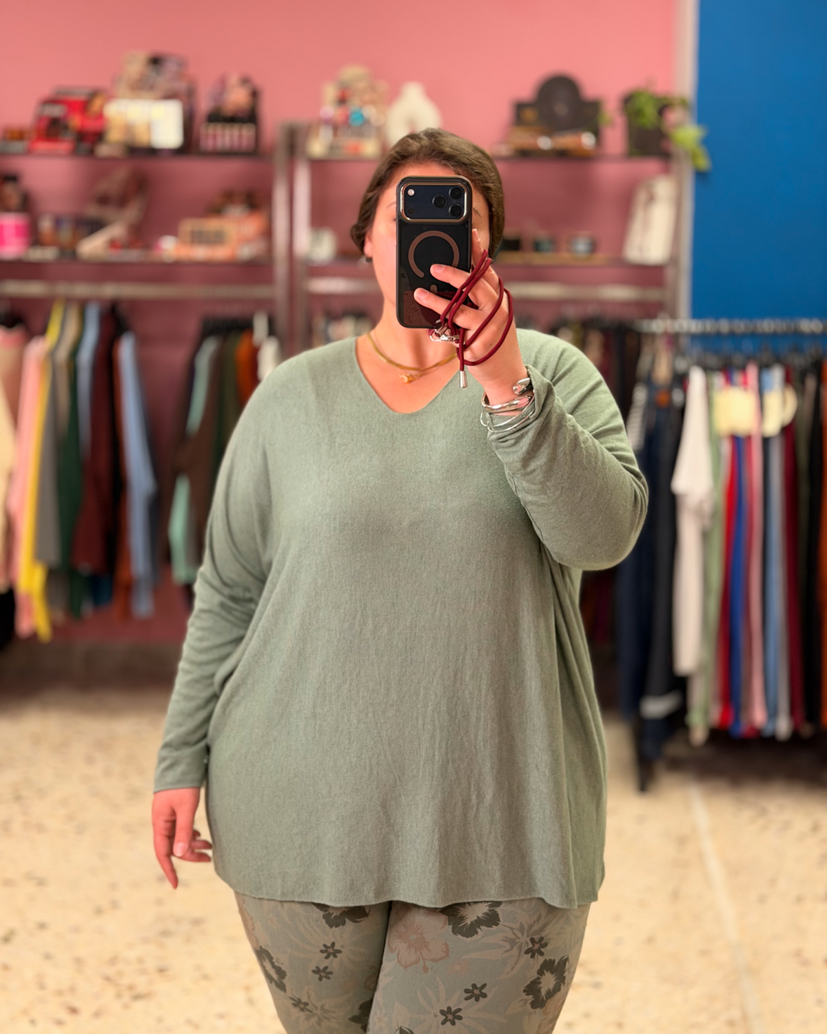 Γυναικείο Ψιλό Πλεκτό Μπλουζάκι Plus Size με V Ντεκολτέ | Μαλακό & Ελαστικό | Κάλυψη έως 180 - Χακί, One SizeΓυναικείο Ψιλό Πλεκτό Μπλουζάκι Plus Size με V Ντεκολτέ | Μαλακό & Ελαστικό | Κάλυψη έως 180 - Χακί, One Size