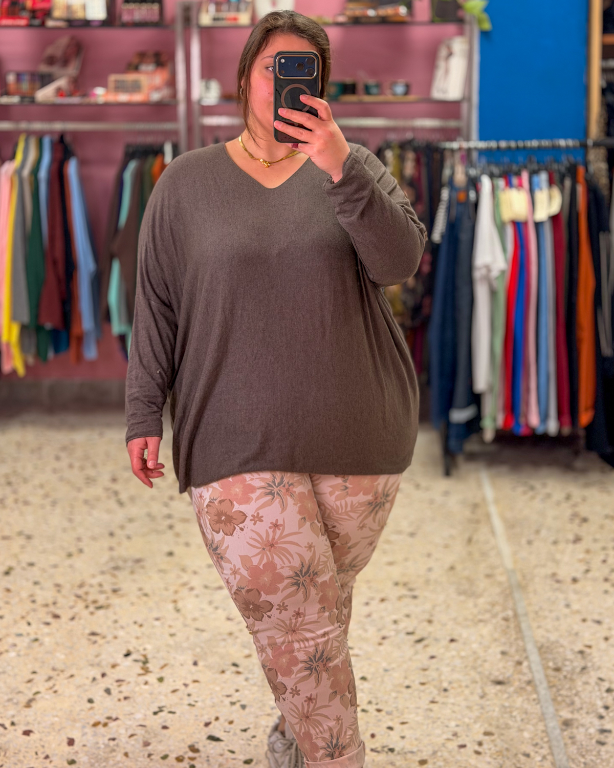 Γυναικείο Ψιλό Πλεκτό Μπλουζάκι Plus Size με V Ντεκολτέ | Μαλακό & Ελαστικό | Κάλυψη έως 180 - Καφέ, One SizeΓυναικείο Ψιλό Πλεκτό Μπλουζάκι Plus Size με V Ντεκολτέ | Μαλακό & Ελαστικό | Κάλυψη έως 180 - Καφέ, One Size