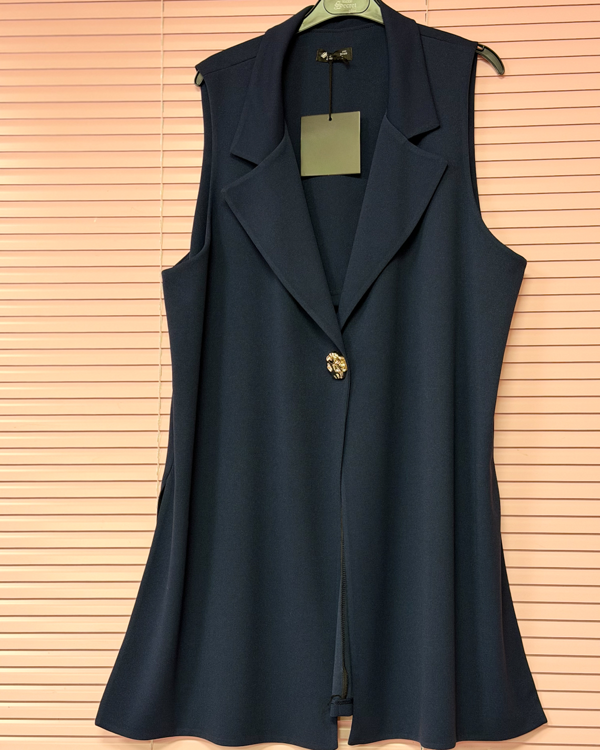 Αμάνικο Γιλέκο Κρεπ με Χρυσό Κουμπί | Ελληνικής Ραφής | Άνετη Γραμμή - Μπλε σκούρο, One SizeΑμάνικο Γιλέκο Κρεπ με Χρυσό Κουμπί | Ελληνικής Ραφής | Άνετη Γραμμή - Μπλε σκούρο, One Size